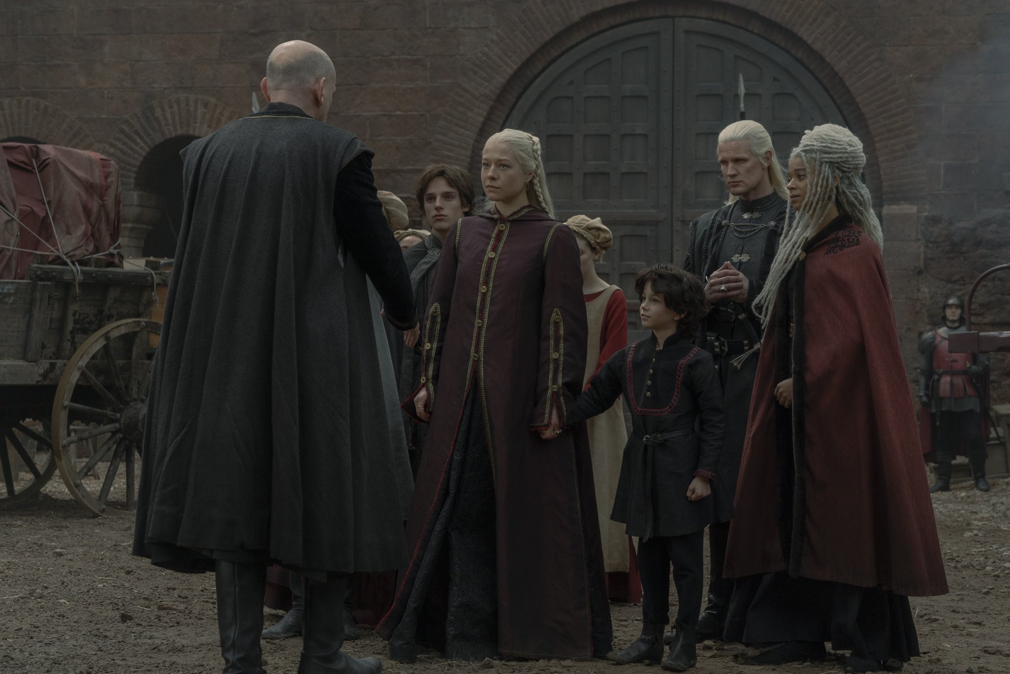 rhaenyra-daemon-and-their-children-arriving-at-the-red-keep-house-of-the-dragon-episode-8