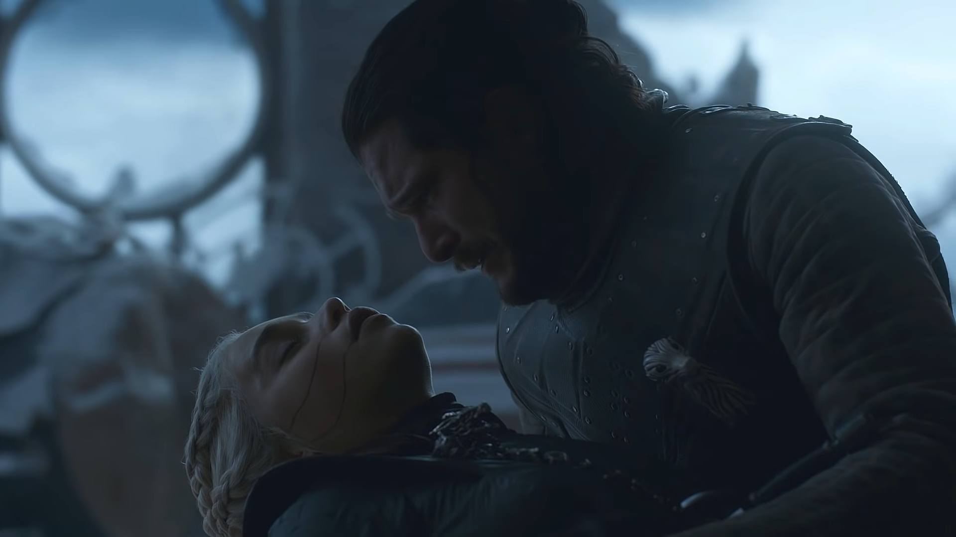 Jon Snow holding a lifeless Daenyrs in his arms